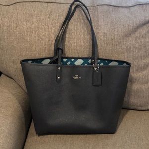 Reversible coach tote